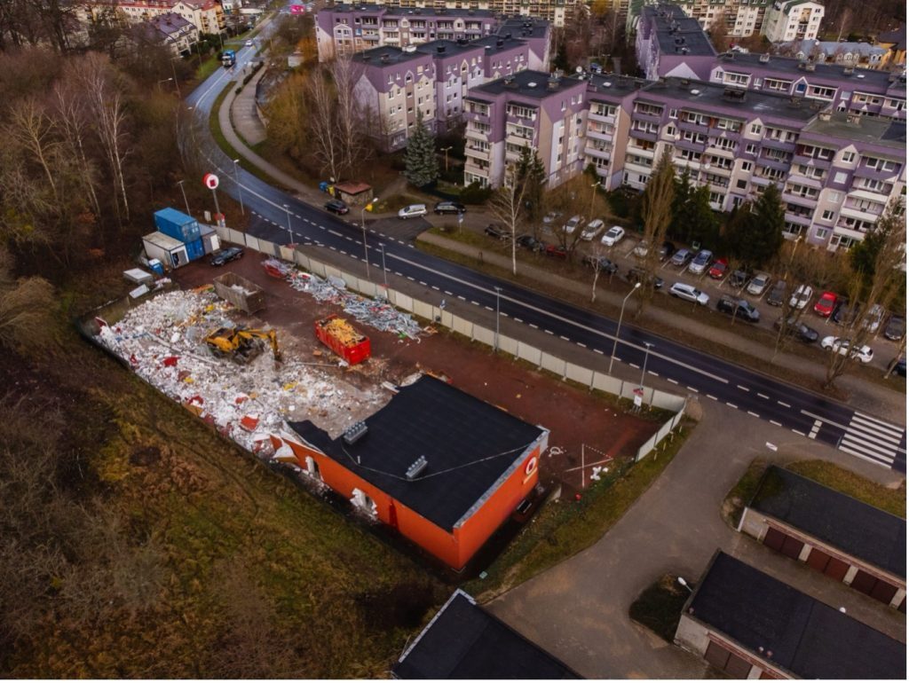 Zdjęcie z prac rozbiórkowych lokalu handlowo-usługowego