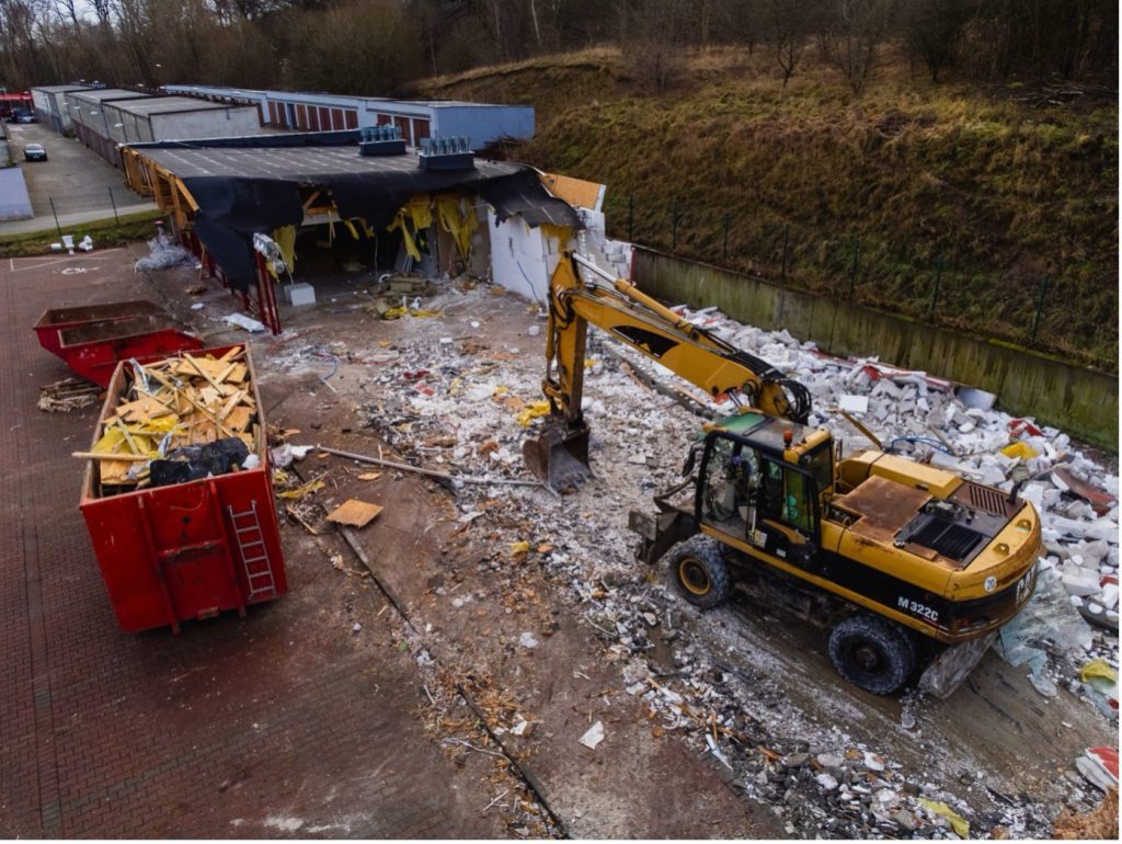 Zdjęcie z prac rozbiórkowych lokalu handlowo-usługowego