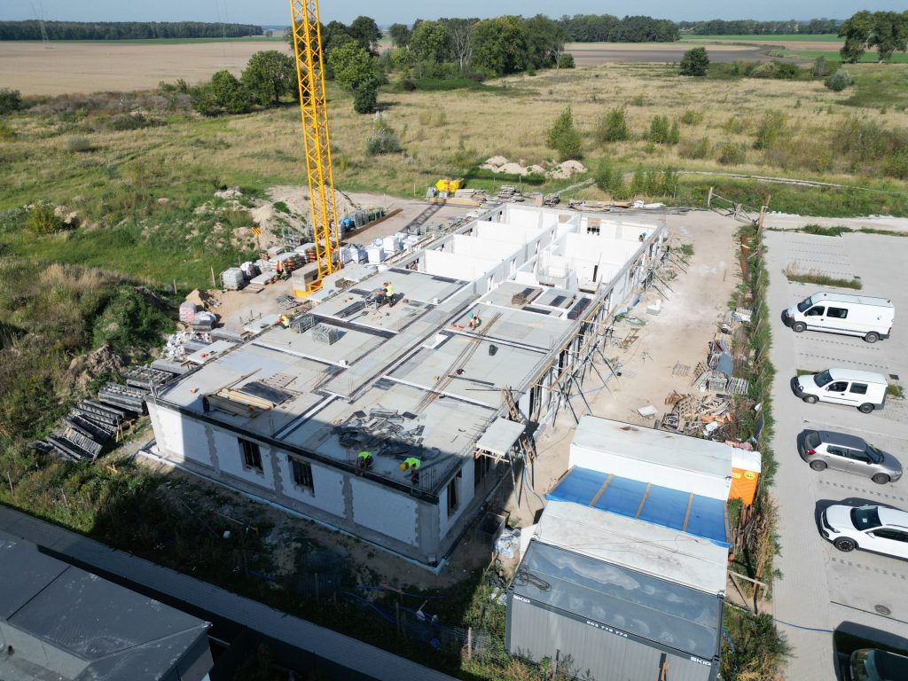 Zdjęcie budynku D w budowie.