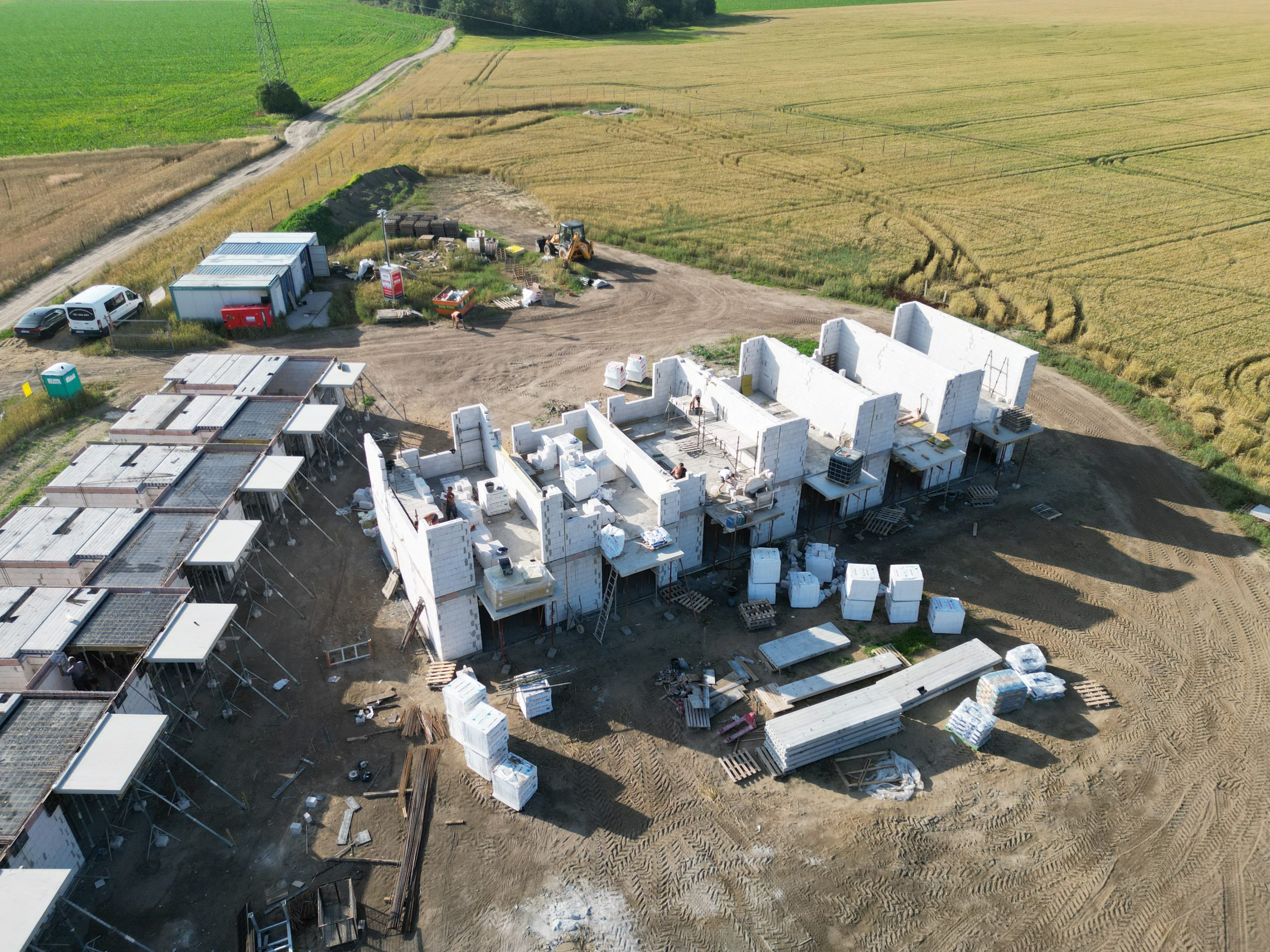 Ekipa budowlana MIA Development podczas murowania ścian w Rabowice Swarzędz Park.