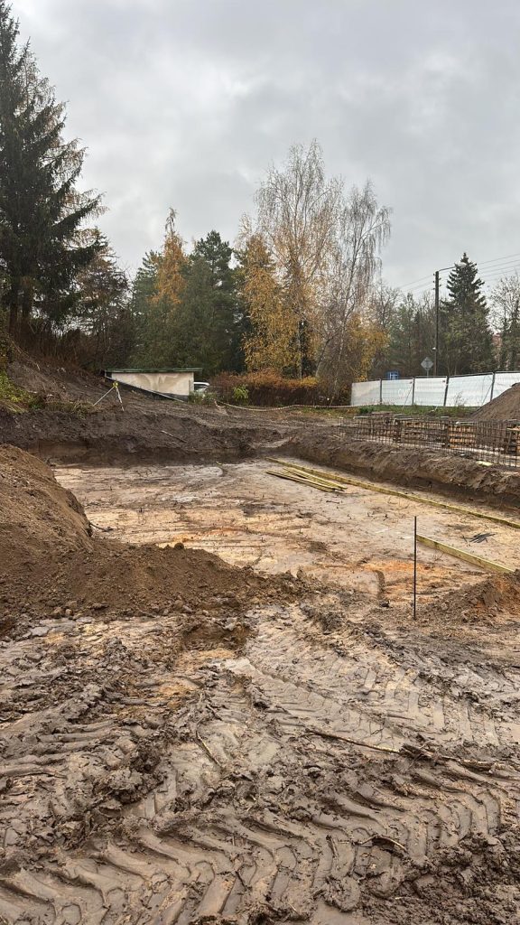 Prace ziemne podczas budowy OVO OFFICE w Puszczykowie