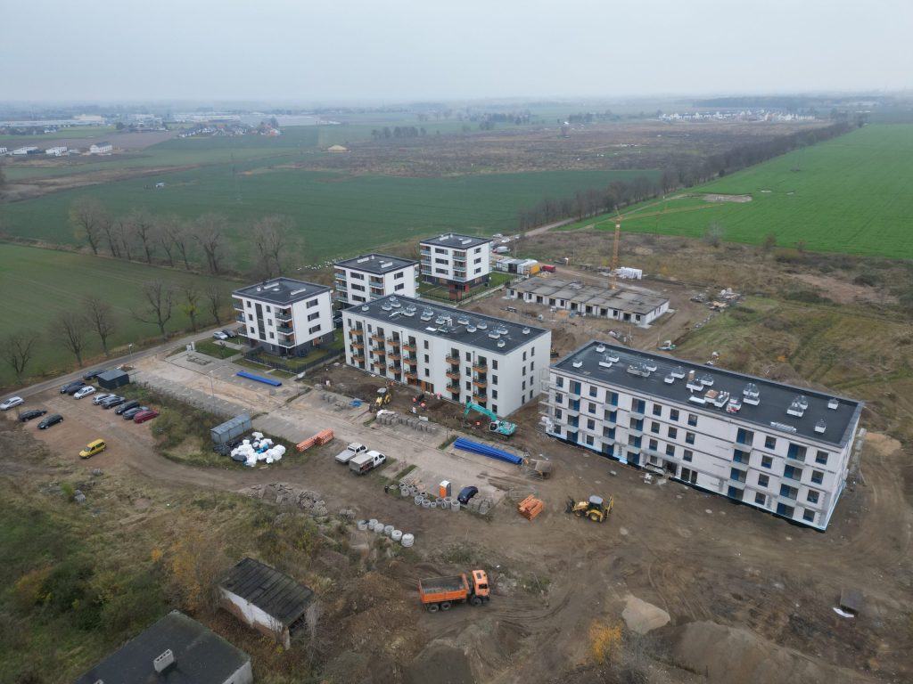 Teren wokół budynków D i E na Osiedlu Gwiazdowo przed rozpoczęciem prac zagospodarowania.