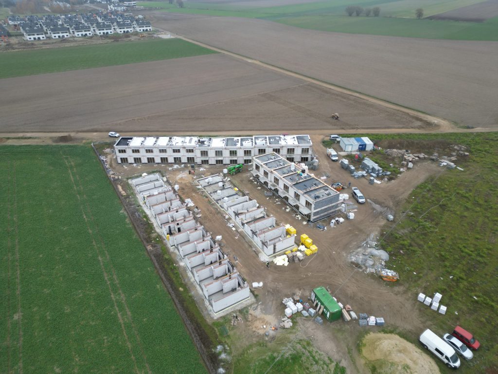 Prace nad ociepleniem i wykończeniem elewacji w etapie A inwestycji Rabowice Park Swarzędz.