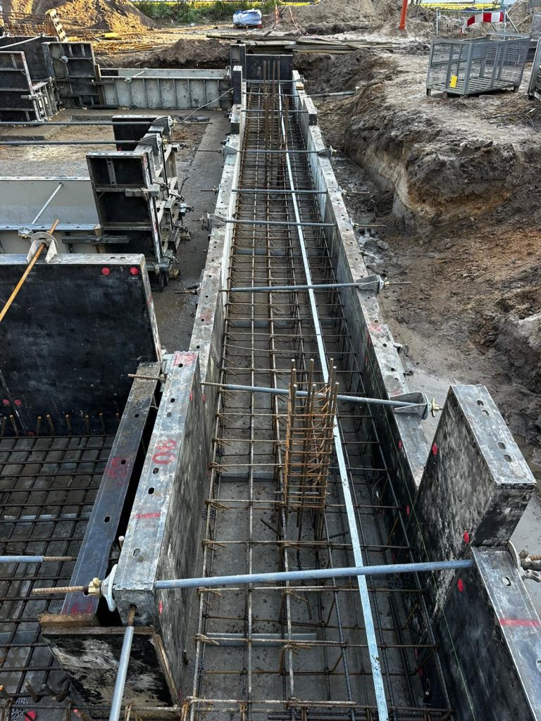 Plac budowy OVO OFFICE z widocznymi postępami prac ziemnych