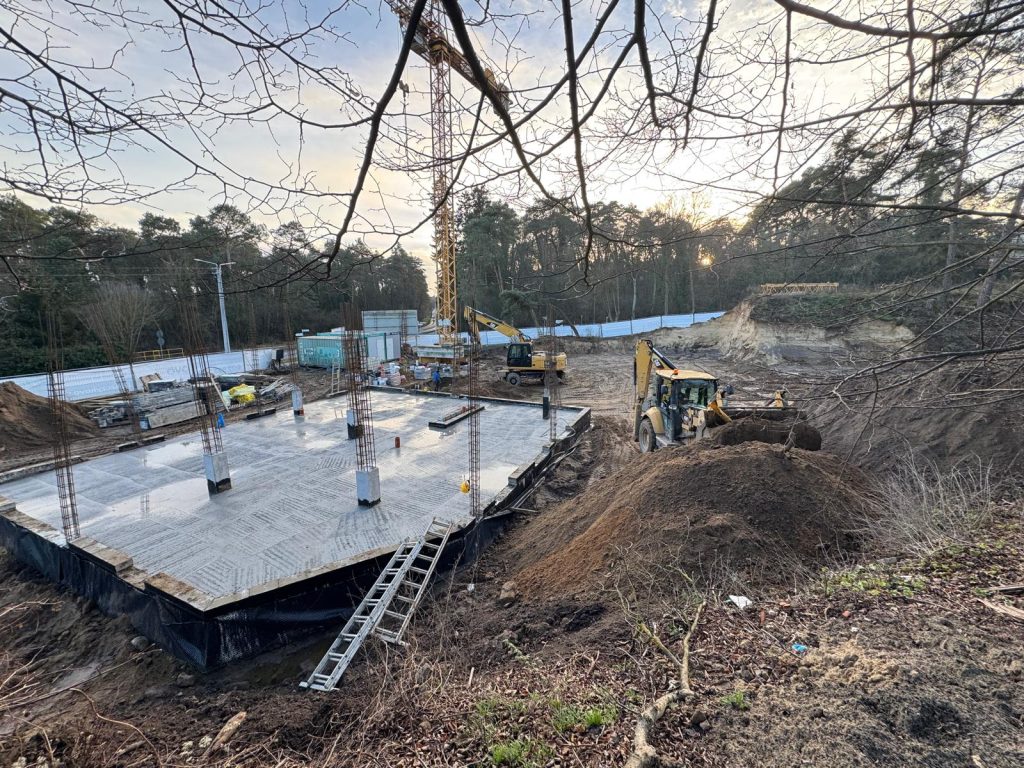 Pracownicy budowlani podczas zbrojenia fundamentów OVO OFFICE