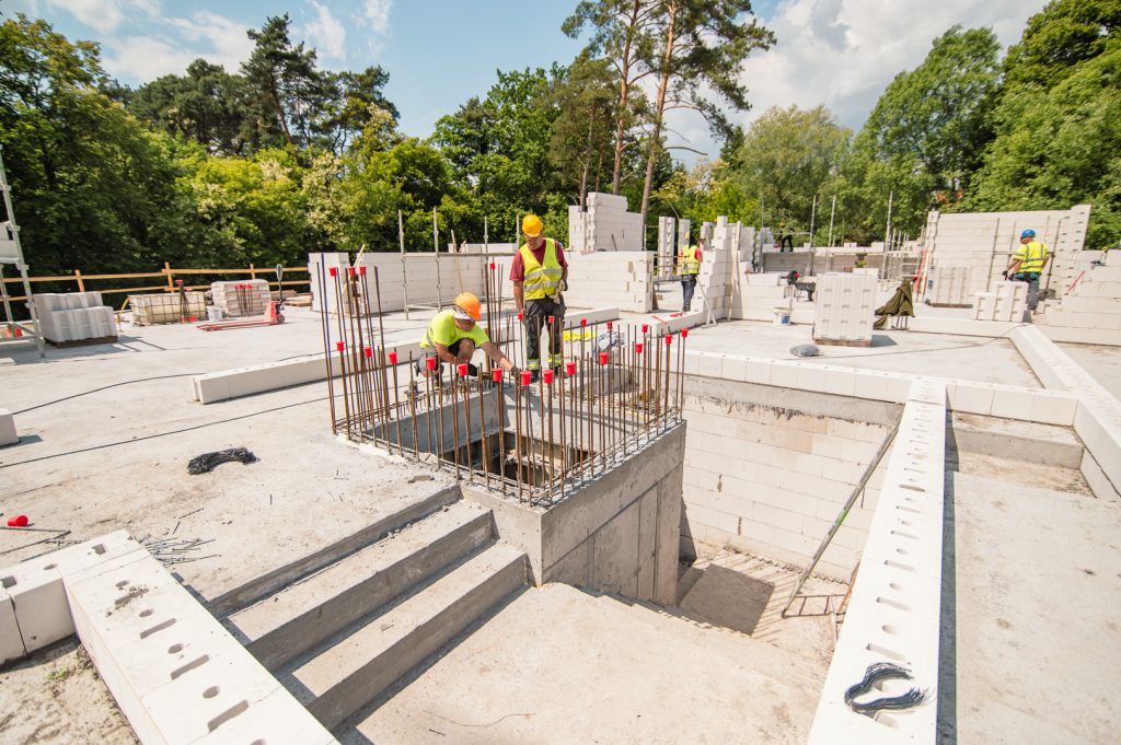 Widok na stan surowy otwarty parteru biurowca OVO OFFICE w Puszczykowie