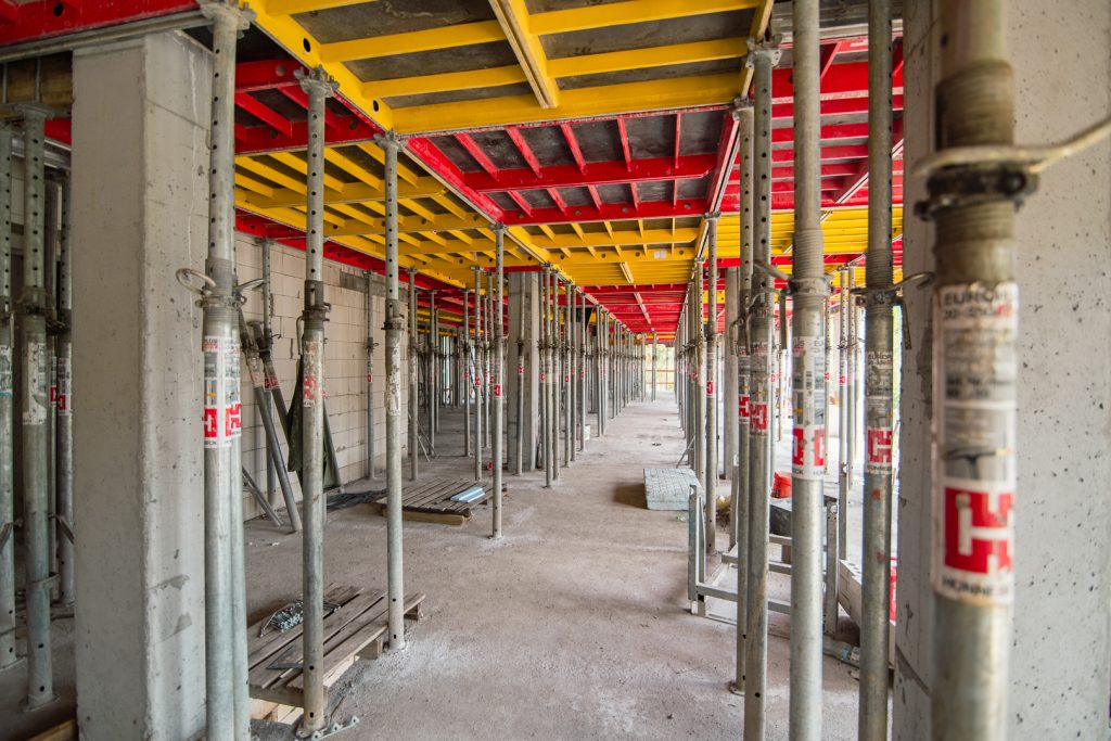 Roboty budowlane na pierwszym piętrze OVO OFFICE realizowane przez SOVO Development