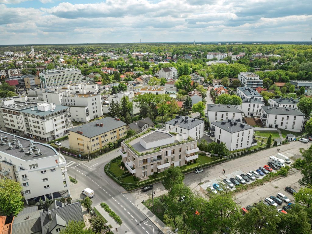 Widok z lotu ptaka na inwestycję Paderewskiego 11 i otaczającą zabudowę w zielonej części Rembertowa w Warszawie.