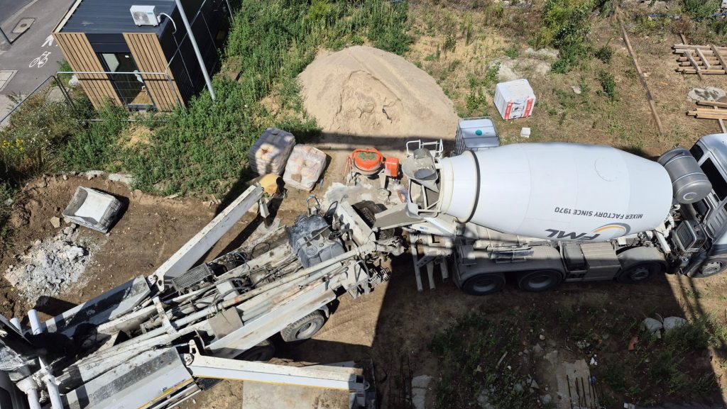 Betonowanie stropu nad drugim piętrem