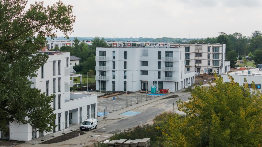 Osiedle Tarasy Rokietnicy w Rokietnicy – budynek B z gotową elewacją i budynek C w trakcie realizacji, widok z góry.