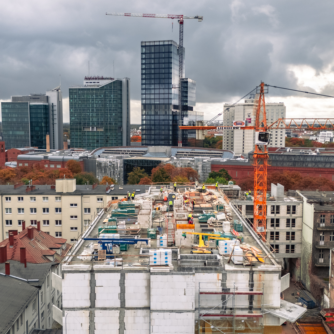 Postęp prac Ogrodowa 12: Zakończono konstrukcję budynku oficyny i rozpoczęto prace wykończeniowe w inwestycji SOVO w centrum Poznania