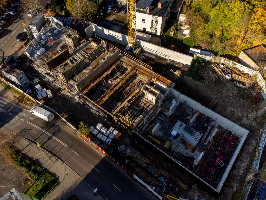 Zaawansowane prace na budowie Dąbrowskiego 9 w Szczecinie, widok z drona na murowanie ścian parteru i zbrojenie stropu nad poziomem -1.