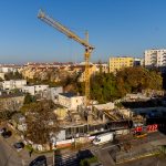 Postęp budowy inwestycji Dąbrowskiego 9 w Szczecinie, widok z drona na etap 4 prac z widocznym dźwigiem i konstrukcją parteru.