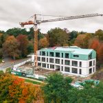 Widok na Biurowiec OVO OFFICE w Puszczykowie w trakcie prac budowlanych.