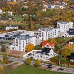 Widok z drona na postęp prac na placu budowy osiedla Tarasy Rokietnicy. Inwestycja realizowana przez ogólnopolskiego dewelopera SOVO Development.