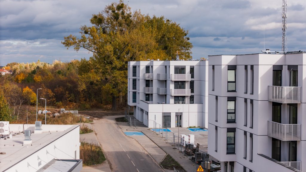 Widok na nowoczesne budynki osiedla Tarasy Rokietnicy, realizowanego przez ogólnopolskiego dewelopera SOVO Development.