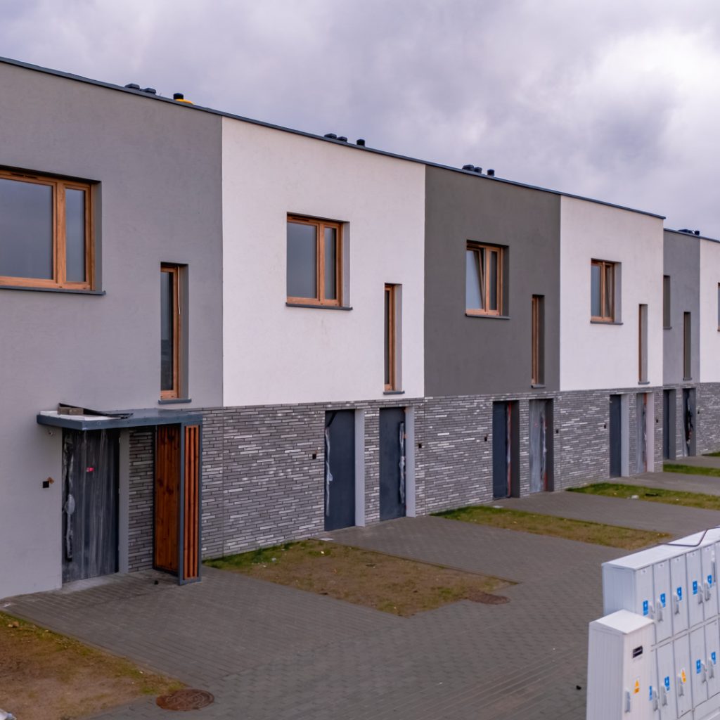 Zabudowa szeregowa z wejściami do lokali i komunikacją pieszą, Rabowice Park Swarzędz