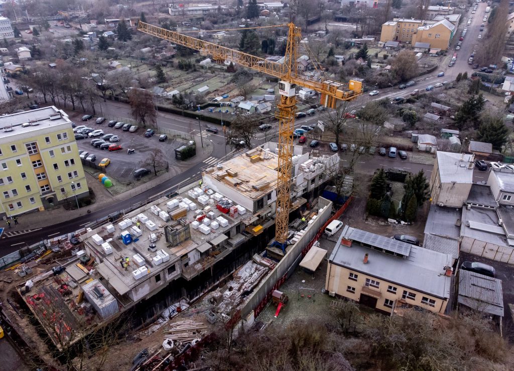 Panorama budowy Dąbrowskiego 9 w Szczecinie – widok z góry na postępy prac ogólnopolskiego dewelopera SOVO.