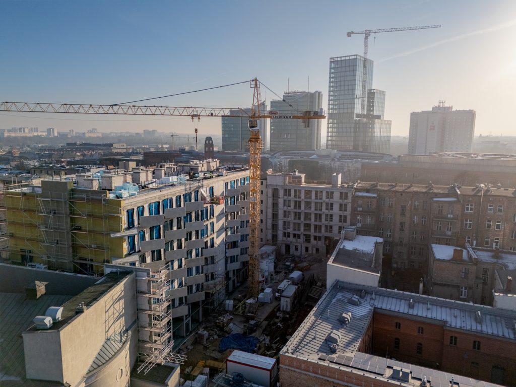 Ogrodowa 12 Poznań: montaż okien w budynku B i żuraw budowlany SOVO.