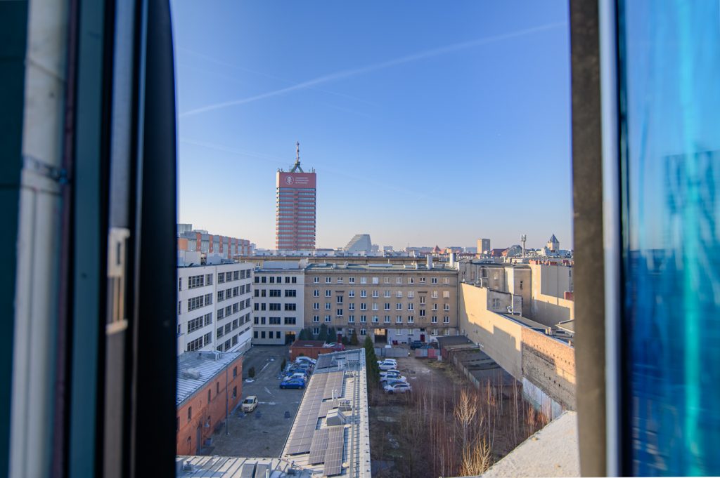 Ogrodowa 12 Poznań: montaż okien w budynku B i panorama miasta.